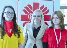 ▲	Magdalena Bednarek z wolontariuszkami z Tymowej.