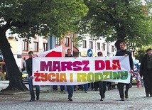▲	Patronat honorowy nad Marszem dla Życia i Rodziny w Elblągu objęli bp Jacek Jezierski  oraz Witold Wróblewski. 