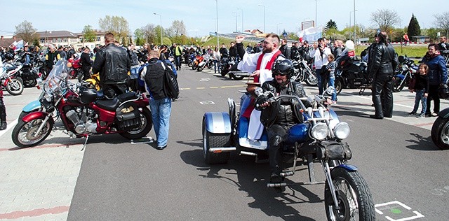 Po Mszy św. motocykle obficie skropiono wodą święconą