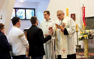 Namaszczenie balsamem  do czynienia miłosierdzia,  który ks. Korneliusz Matauszek przywiózł  z sanktuarium  w Łagiewnikach.