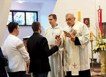 Namaszczenie balsamem  do czynienia miłosierdzia,  który ks. Korneliusz Matauszek przywiózł  z sanktuarium  w Łagiewnikach.