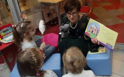 Agnieszka Błażewicz w czasie krótkiego wprowadzenia bibliotecznego dla dzieci