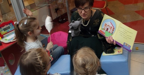Agnieszka Błażewicz w czasie krótkiego wprowadzenia bibliotecznego dla dzieci