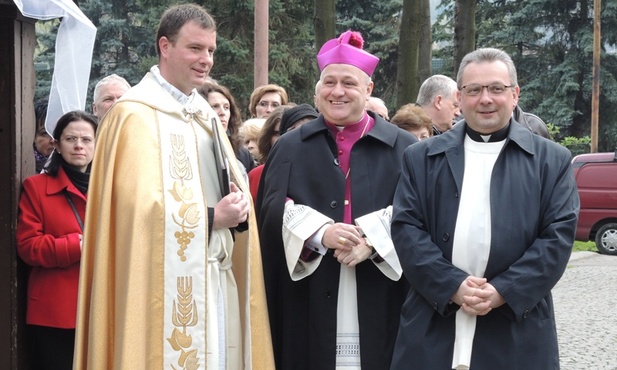 W oczekiwaniu na Znaki Miłosierdzia - od lewej: ks. proboszcz Grzegorz Klaja, bp Piotr Greger i ks. Sławomir Zawada, kapelan księdza biskupa