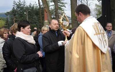 Delegacja parafian przejmuje relikwie św. Jana Pawła II od księdza proboszcza