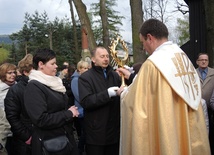 Delegacja parafian przejmuje relikwie św. Jana Pawła II od księdza proboszcza