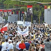 Podczas Mszy św. w Tiranie, celebrowanej przez papieża  21 września 2014 r., wspominano zamordowanych księży.