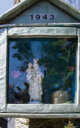 Kapliczka z figurą Maryi umieszczona w czasie objawień na drzewie wiśni, na której tle ukazywała się Matka Boska.