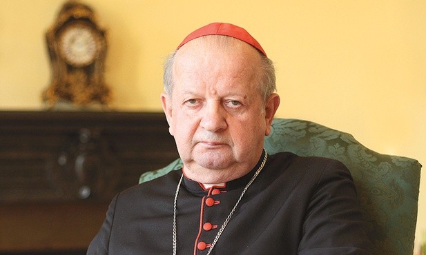 Kard. Stanisław Dziwisz przez wiele lat był osobistym sekretarzem papieża Jana Pawła II. 13 maja 1981 roku towarzyszył mu podczas audiencji na placu św. Piotra. Był świadkiem zamachu na życie papieża Polaka. Po śmierci Jana Pawła II został metropolitą krakowskim.