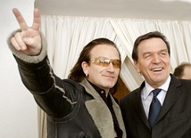 Lider U2, Bono,  z kanclerzem Niemiec Gerhardem Schroederem. Ten alians sceny muzycznej i politycznej od lat budzi niesmak również wśród fanów irlandzkiego zespołu.