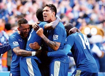 Piłkarze Leicester City cieszą się po kolejnej bramce. W tym sezonie potrafili je strzelać nawet największym potęgom.
