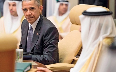 Uprzywilejowane dotąd stosunki amerykańsko--saudyjskie są dziś lodowate. Przekonał się  o tym Barack Obama, gdy rozpoczynał wizytę  w Arabii Saudyjskiej.  Na lotnisku nie witał  go – jak zwykle – król Salman, ale jedynie gubernator Rijadu.