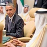 Uprzywilejowane dotąd stosunki amerykańsko--saudyjskie są dziś lodowate. Przekonał się  o tym Barack Obama, gdy rozpoczynał wizytę  w Arabii Saudyjskiej.  Na lotnisku nie witał  go – jak zwykle – król Salman, ale jedynie gubernator Rijadu.