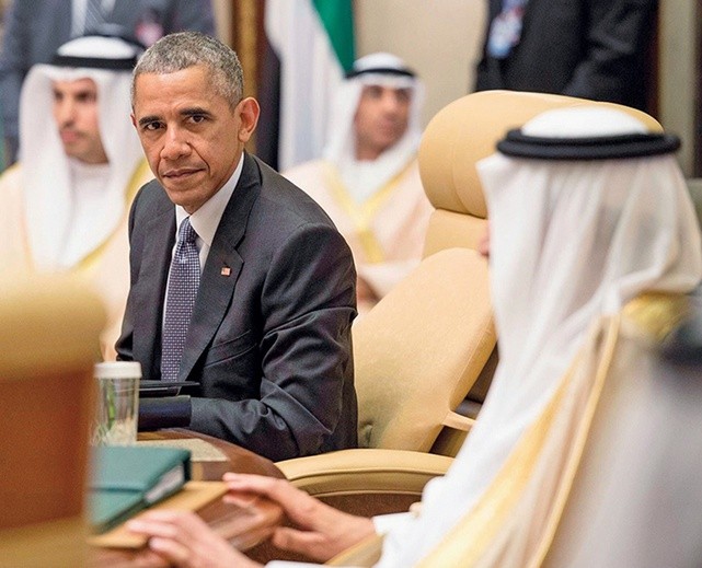 Uprzywilejowane dotąd stosunki amerykańsko--saudyjskie są dziś lodowate. Przekonał się  o tym Barack Obama, gdy rozpoczynał wizytę  w Arabii Saudyjskiej.  Na lotnisku nie witał  go – jak zwykle – król Salman, ale jedynie gubernator Rijadu.