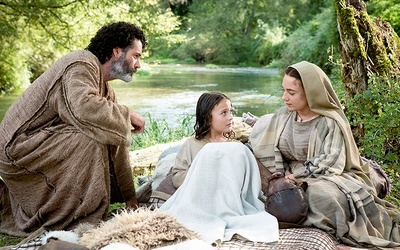 Święta Rodzina. W roli 7-letniego Jezusa wystąpił Adam Greaves-Neal, Maryję zagrała Sara Lazzaro, a Vincent Walsh wcielił się w postać  św. Józefa.