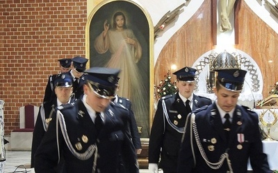 Strażacy z Leszczyn eskortowali i wnieśli obraz Jezusa Miłosiernego do kościoła parafialnego