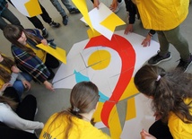 Jednym z elementów promocji ŚDM było wspólne ułożenie puzzli z logo wykonanych przez wolontariuszy SKC