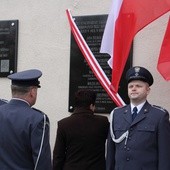 Odsłonięcie tablicy pamiątkowej na murze Zakładu Karnego w Łowiczu