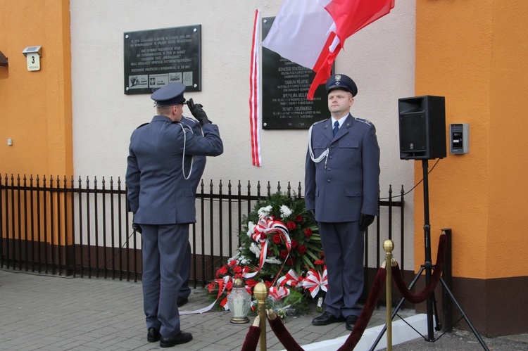 Odłsonięcie pamiątkowej tablicy na murze ZK w Łowiczu