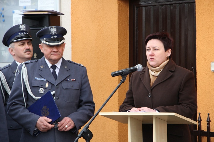 Odłsonięcie pamiątkowej tablicy na murze ZK w Łowiczu