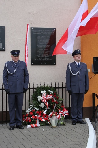 Odłsonięcie pamiątkowej tablicy na murze ZK w Łowiczu