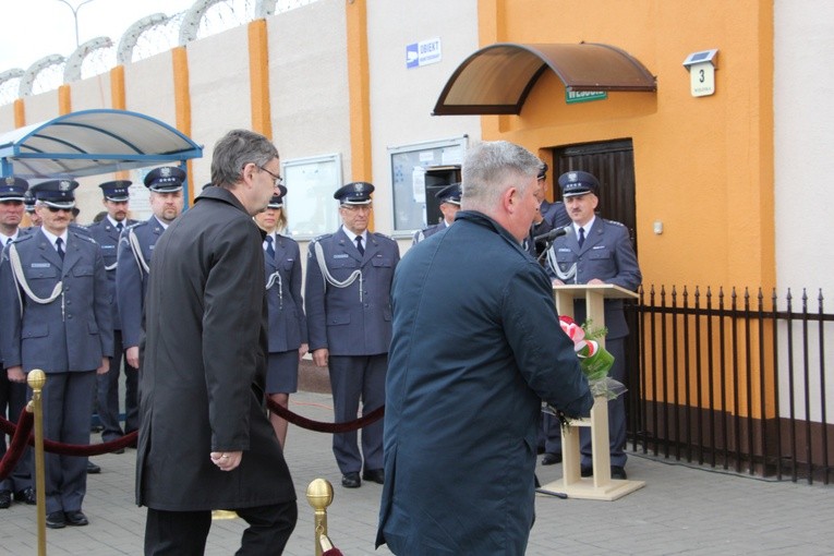 Odłsonięcie pamiątkowej tablicy na murze ZK w Łowiczu