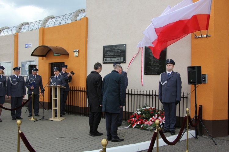 Odłsonięcie pamiątkowej tablicy na murze ZK w Łowiczu