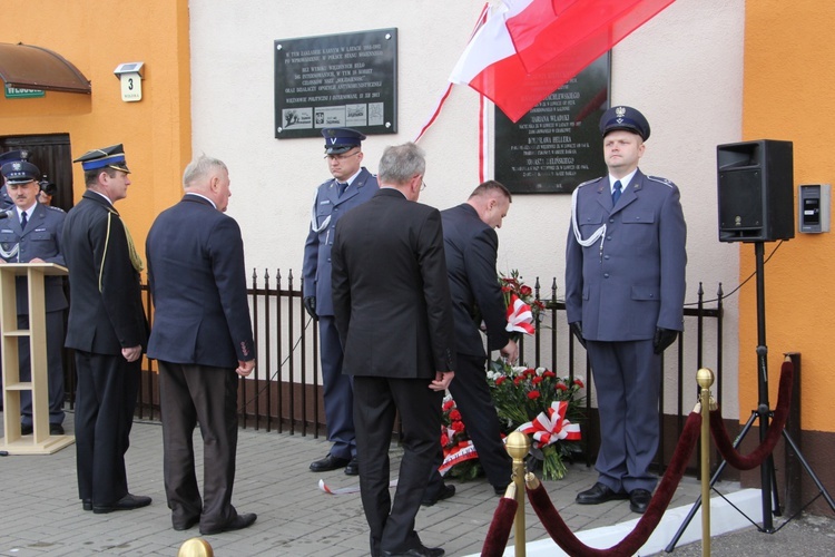 Odłsonięcie pamiątkowej tablicy na murze ZK w Łowiczu