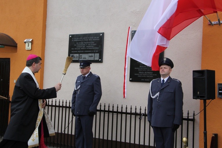 Odłsonięcie pamiątkowej tablicy na murze ZK w Łowiczu