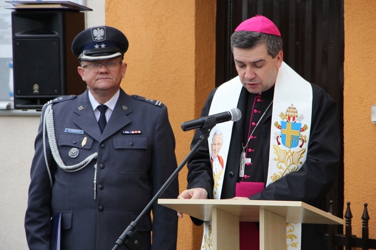 Odłsonięcie pamiątkowej tablicy na murze ZK w Łowiczu