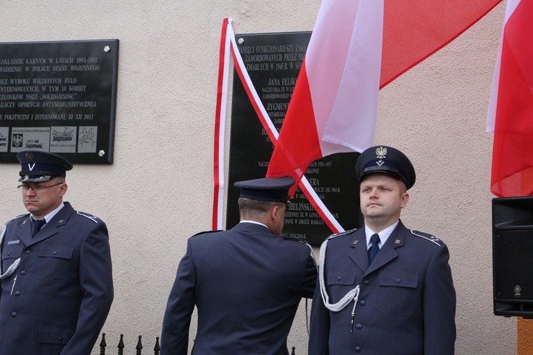 Odłsonięcie pamiątkowej tablicy na murze ZK w Łowiczu