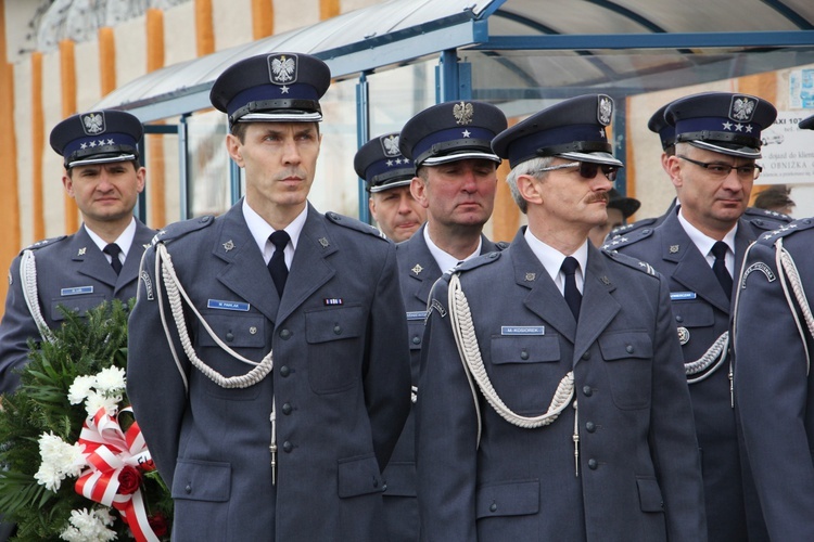 Odłsonięcie pamiątkowej tablicy na murze ZK w Łowiczu