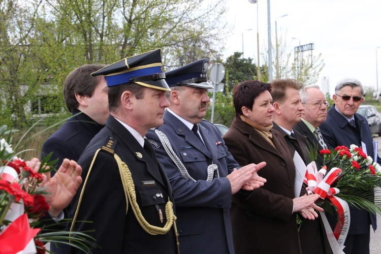 Odłsonięcie pamiątkowej tablicy na murze ZK w Łowiczu