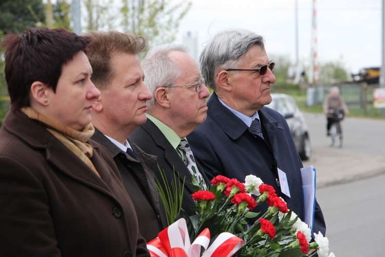 Odłsonięcie pamiątkowej tablicy na murze ZK w Łowiczu