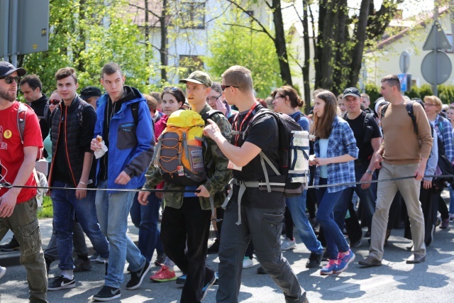 IV pielgrzymka do Łagiewnik wyrusza z Hałcnowa - cz. I