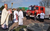 Bp Jeż błogosławi pamiątkowy kamień ufundowany z okazji jubileuszu wsi i 1050. rocznicy chrztu Polski. W tle nowy wóz strażacki miejscowej OSP