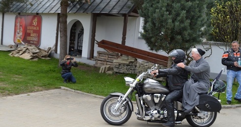 370 ryczących maszyn