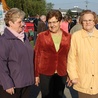 Wanda Wojak, Zofia Gasidło i Anna Bartuś czekają na pielgrzymów w Nowej Wsi