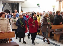 Każdą Nowennę do Matki Bożej Nieustającej Pomocy w kościele oo. redemptorystów poprzedzała procesja z różami. Kwiaty wierni składali u stóp obrazu.