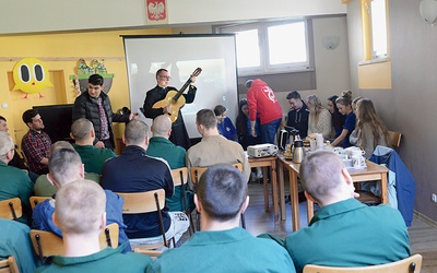 Kawa, ciastko i wspólna rozmowa były na końcu. Pierwszym punktem spotkania było opowiadanie o ŚDM i śpiew z gitarą.