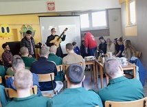 Kawa, ciastko i wspólna rozmowa były na końcu. Pierwszym punktem spotkania było opowiadanie o ŚDM i śpiew z gitarą.