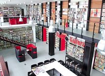 Nagrodzona nowoczesna, funkcjonalna i piękna biblioteczna przestrzeń.
