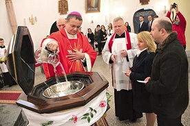 – Gromadzimy się przy tej chrzcielnicy, aby uczcić rocznicę chrztu Polski, a zarazem podziękować za błogosławiony dzień naszego życia – mówił biskup.