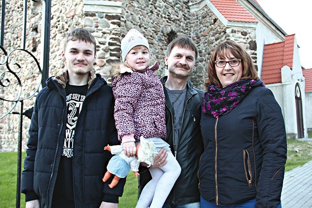 	Aneta i Bogusław Wadeccy mieszkają w Świdnicy k. Zielonej Góry. Na zdjęciu z młodszym synem Dominikiem i córką Leną.