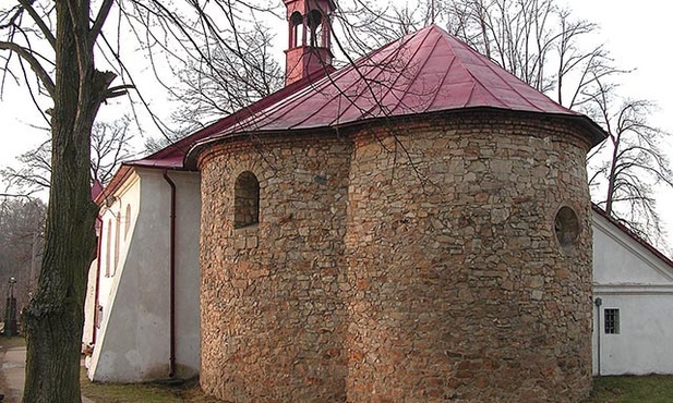 Romańska rotunda, która prawdopodobnie służyła jako kaplica chrzcielna.