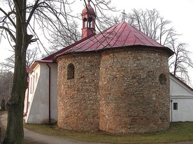 Romańska rotunda, która prawdopodobnie służyła jako kaplica chrzcielna.