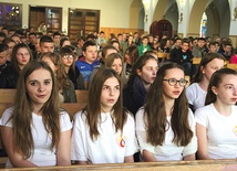 Podczas dekanalnego spotkania w Ropie młodzi zgotowali rówieśnikom ucztę – była Msza św., koncert… i pierogi, na które przyszło kilkaset osób.