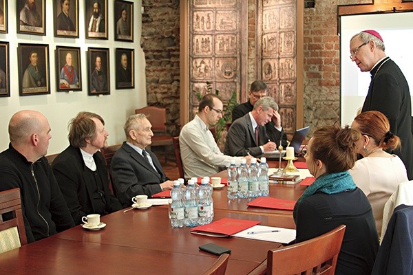 Prof. Henryk Samsonowicz odbiera nominację przewodniczącego Komisji Naukowej  ds. Kaplicy Królewskiej bazyliki katedralnej w Płocku.