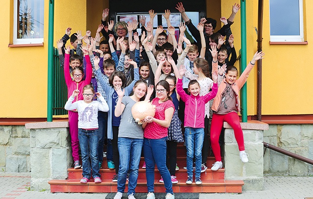 	Młodzi wolontariusze ze Szkolnego Koła Caritas w Cieszynie-Krasnej.