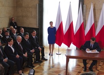 Podpisanie umowy w sprawie powołania PGG. Z lewej premier Beata Szydło z wojewodą śląskim Jarosławem Wieczorkiem i ministrem energii Krzysztofem Tchórzewskim.